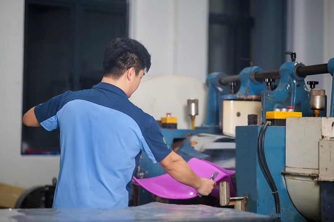 Songxin factory production operations for swimming and diving products