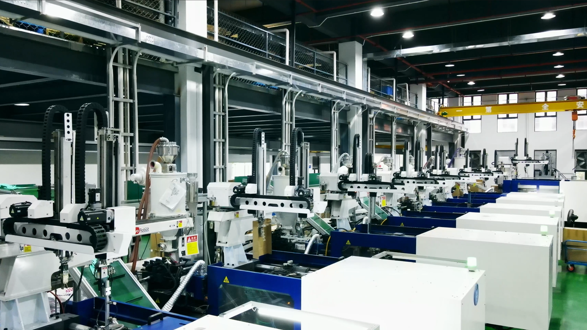 Injection molding equipment on the Songxin production floor