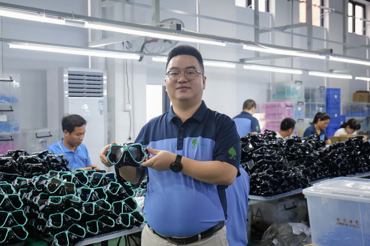 Songxin team assembling diving masks on the production line